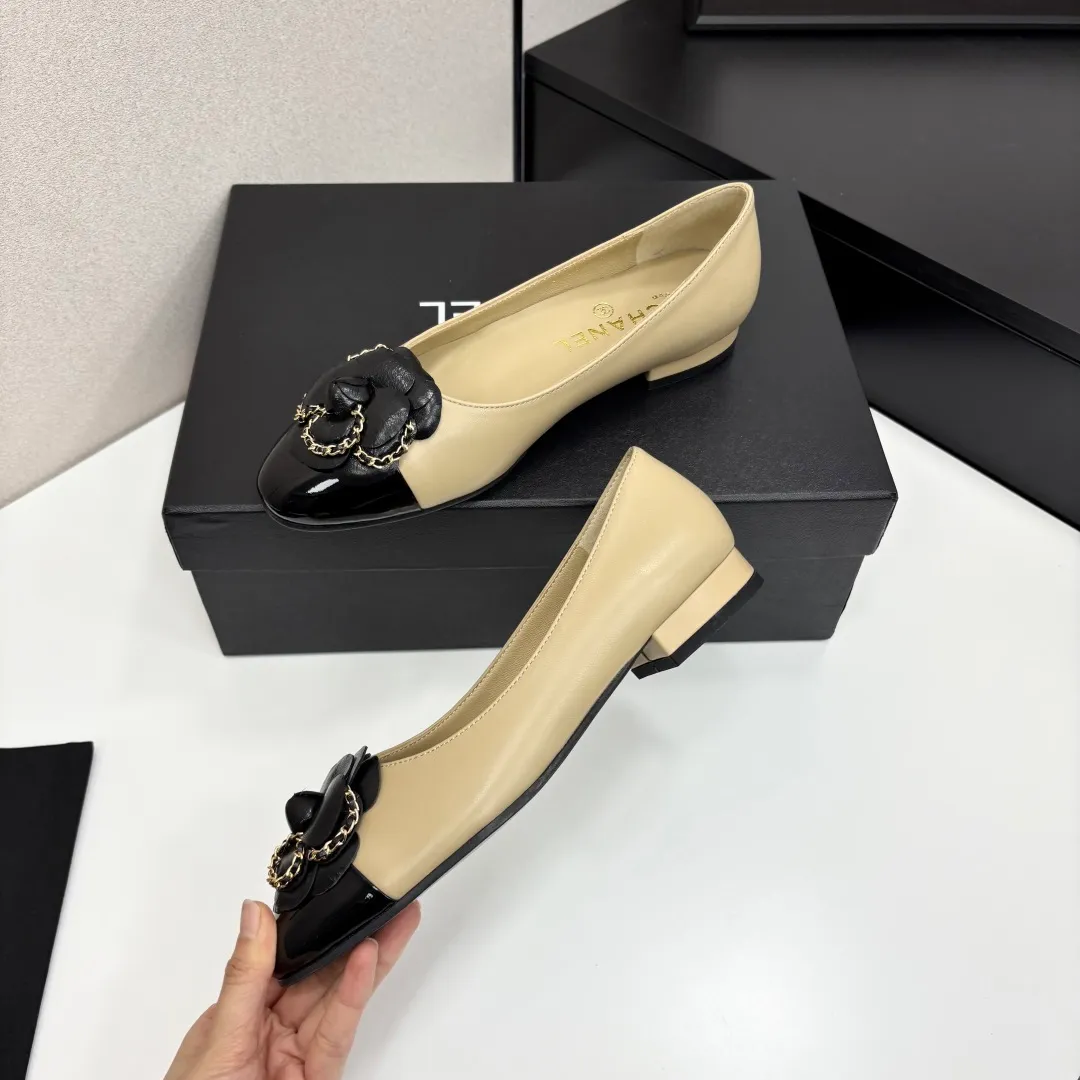 👟👟Ex-factory price 580👟👟 CHANEL｜Chanel Chanel 25C early spring new product Camellia series flat shoes This season’s Camellia series is really beautiful😍 Grandma Xiang’s family has always been elegant and ladylike, full of high-end sense! It’s very nice on the feet~ Whether worn barefoot or paired with skirts or trousers, it’s very versatile! Incomparably beautiful! Extraordinarily fairy 🧚 Overwhelmingly girly‼ ️ The upper is made of imported lambskin, the lining is made of mixed sheepskin, and the Italian A-grade leather outsole Size: 35-39 (40/41 customized)